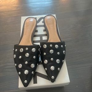 Schutz slide/flat mule. Pointy toe with stud. Style zorba. 7.5